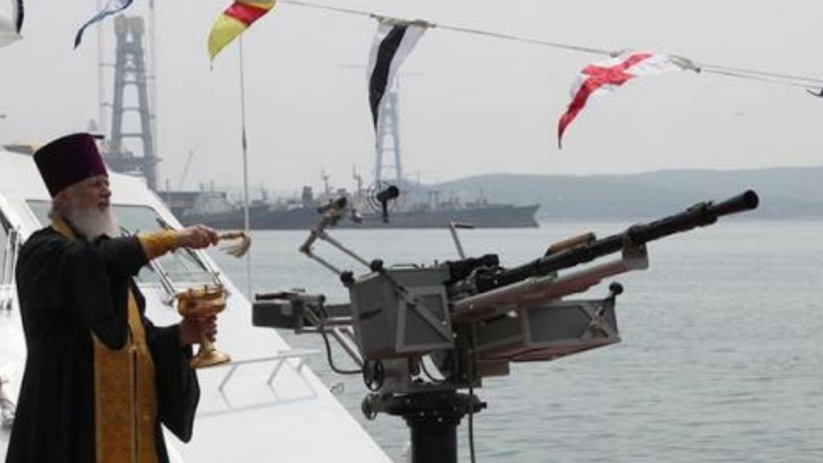 Religiosos bendiciendo armas